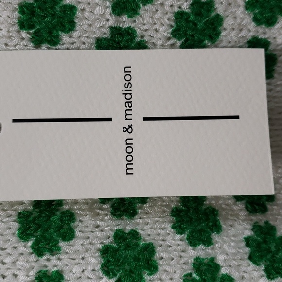 Moon & Madison NWT Knit Tank with Four Leaf Clover Design - Picture 3 of 6